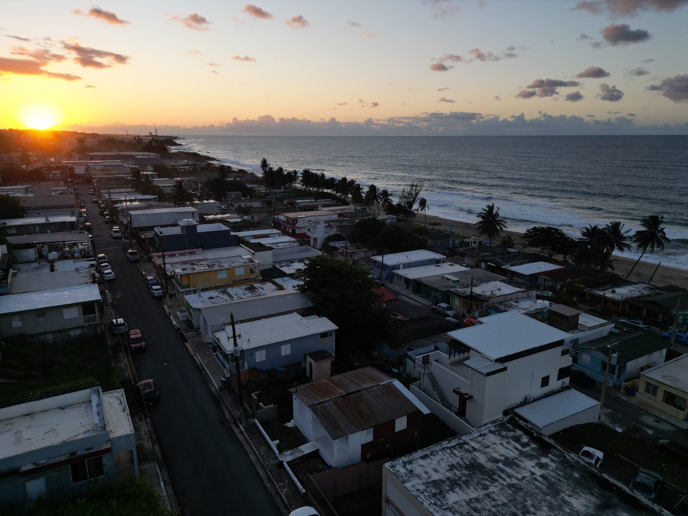 Vista aérea de la costa de Arecibo al atardecer