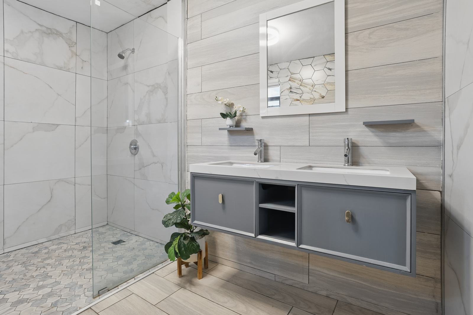 Baño principal con doble lavabo y ducha a ras de suelo