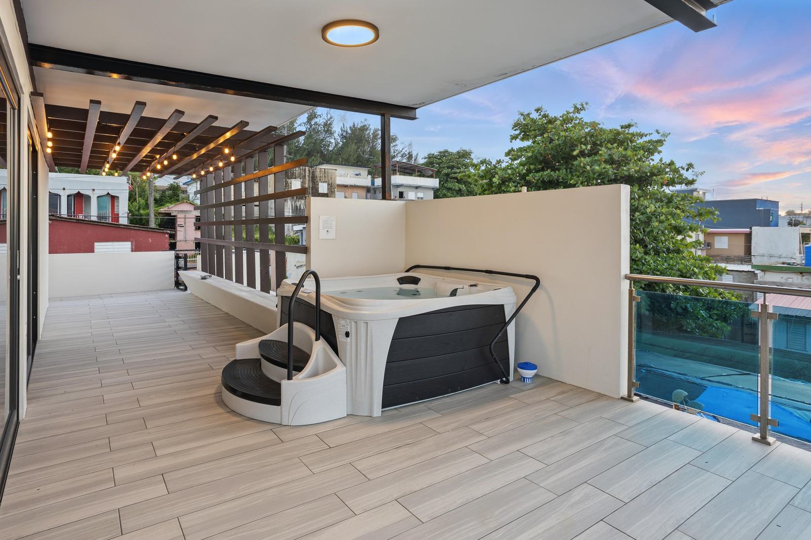 Jacuzzi en la azotea bajo la pérgola al atardecer