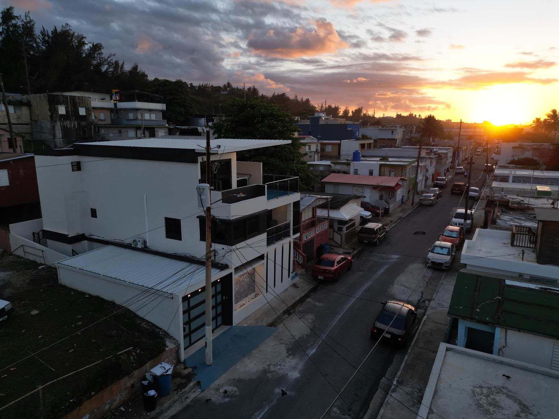Atardecer sobre la casa y el barrio